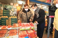김현수 농림축산식품부 장관은 10일 오전 청주시 가경터미널 시장을 방문해 설 성수품 수급 상황을 점검하고 코로나19로 어려움을 겪는 전통시장 상인들을 격려하고 있다. 