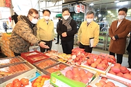 김현수 농림축산식품부 장관은 10일 오전 청주시 가경터미널 시장을 방문해 설 성수품 수급 상황을 점검하고 있다. 