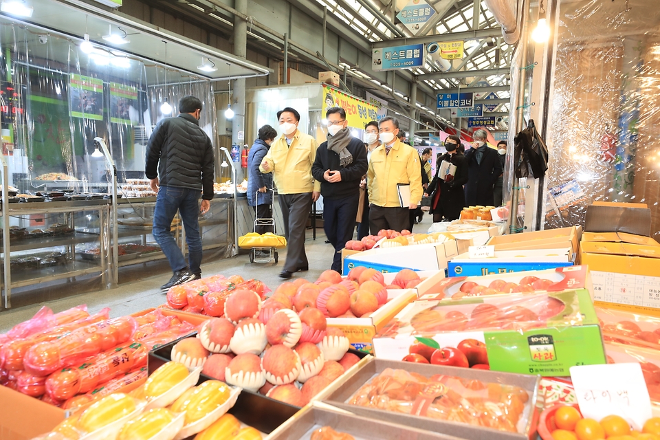 김현수 농림축산식품부 장관은 10일 오전 청주시 가경터미널 시장을 방문해 설 성수품 수급 상황을 점검하고 있다. 