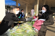 김현수 농림축산식품부 장관이 17일 정부세종청사 농식품부 출입문에서 비대면 졸업식 등으로 위축된 화훼농가를 응원하기 위한 꽃 나눔 행사를 갖고 있다.