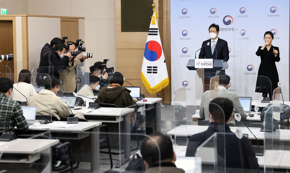 황희 문화체육관광부 장관이 24일 서울 종로구 정부서울청사 별관 브리핑실에서 사회관계장관회의를 마치고 학교운동부 폭력근절 및 스포츠 인권보호 체계 개선방안을 발표하고 있다.