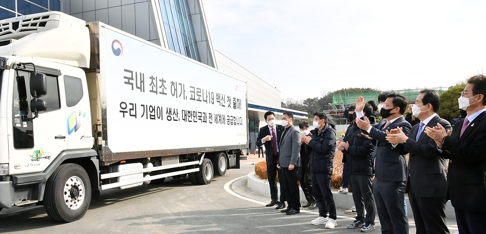 정세균 국무총리가 24일 코로나19 백신 출하 현장점검으로 아스트라제네카(AZ) 국내 위탁생산업체인 경북 안동시에 있는 SK바이오사이언스를 방문, 이천 물류센터로 이송되는 백신 수송차량을 환송하고 있다.