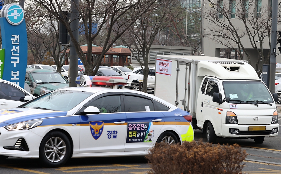 코로나19 백신 접종을 하루 앞둔 25일 오전 경기도 수원시 권선구보건소에 이천물류센터에서 출발한 아스트라제네카(AZ) 백신이 도착해 보건소 저장고로 이동하고 있다. 이날 보건소 의료진과 관계자들 및 취재진들이 이른 아침부터 백신도착을 기다리며 준비하고 있다.