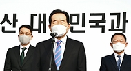 정세균 국무총리가 24일 코로나19 백신 출하 현장점검으로 아스트라제네카(AZ) 국내 위탁생산업체인 경북 안동시에 있는 SK바이오사이언스를 방문, 이천 물류센터로 이송되는 백신 수송차량을 환송하고 있다.
