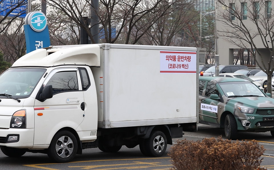 코로나19 백신 접종을 하루 앞둔 25일 오전 경기도 수원시 권선구보건소에 이천물류센터에서 출발한 아스트라제네카(AZ) 백신이 도착해 보건소 저장고로 이동하고 있다. 이날 보건소 의료진과 관계자들 및 취재진들이 이른 아침부터 백신도착을 기다리며 준비하고 있다.