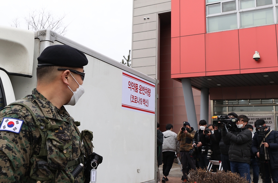 코로나19 백신 접종을 하루 앞둔 25일 오전 경기도 수원시 권선구보건소에 이천물류센터에서 출발한 아스트라제네카(AZ) 백신이 도착해 보건소 저장고로 이동하고 있다. 이날 보건소 의료진과 관계자들 및 취재진들이 이른 아침부터 백신도착을 기다리며 준비하고 있다.