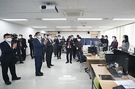문재인 대통령이 신종 코로나 바이러스 감염증(코로나19) 백신 접종이 시작된 26일 오전 서울 마포구보건소를 방문해 직원들을 격려하고 있다.