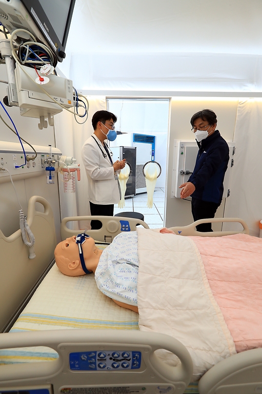 엄재식 원자력안전위원회 위원장이 25일 서울 한국원자력의학원 국가방사선비상진료센터를 방문, 방사선 재난, 감염병 등에서 활용할 수 있는 이동확장형 음압 병동을 살펴보고 있다. 