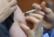 26일 서울 도봉구보건소에서 보건소 의료진 및 관계들이 요양병원과 요양시설 종사자들을 대상으로 아스트라제네카(AZ) 백신 접종 업무를 시작하고 있다. 이날 6번째 7번째 접종자들이 침착하게 접종을 받고 관찰실에서 대기하고 있다.