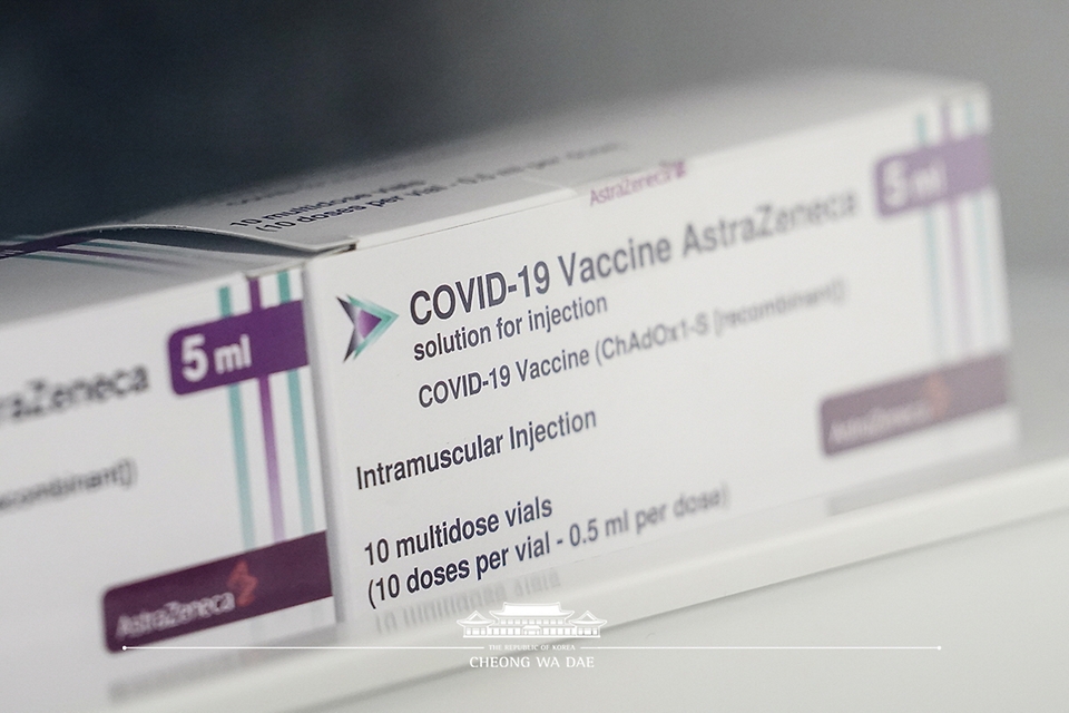 신종 코로나 바이러스 감염증(코로나19) 백신 접종이 시작된 26일 오전 서울 마포구보건소에 아스트라제네카 백신이 준비돼 있다.