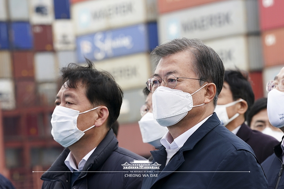 문재인 대통령이 25일 오후 부산신항 다목적부두에 위치한 해양대학교 실습선 선상에서 열린 ‘동남권 메가시티 구축 전략 보고’에 참석해 김경수 경남도지사로부터 동북아 스마트 물류 플랫폼 구축 등 경제공동체 방안을 포함한 ‘동남권 메가시티 비전’ 보고를 받고 있다.