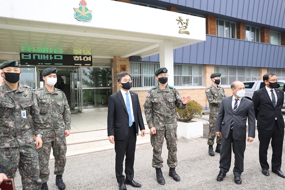 이남우 국가보훈처 차장이 25일  경북 안동백신센터 경계부터 안동 산불진화에 애써주신 50사단 일격여단을 방문하여 시설을 둘러보고 있다.