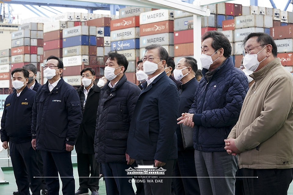 문재인 대통령이 25일 오후 부산신항 다목적부두에 위치한 해양대학교 실습선 선상에서 열린 ‘동남권 메가시티 구축 전략 보고’에 참석해 김경수 경남도지사로부터 동북아 스마트 물류 플랫폼 구축 등 경제공동체 방안을 포함한 ‘동남권 메가시티 비전’ 보고를 받고 있다.