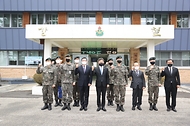 이남우 국가보훈처 차장이 25일  경북 안동백신센터 경계부터 안동 산불진화에 애써주신 50사단 일격여단을 방문하여  주요 내빈과 함께 기념촬영을 하고 있다.