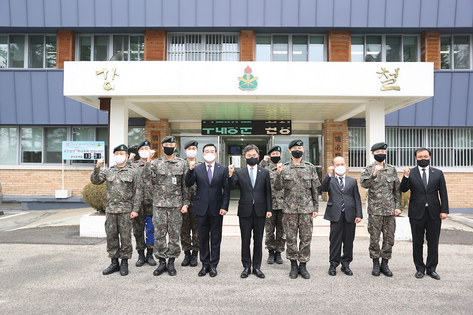 이남우 국가보훈처 차장이 25일  경북 안동백신센터 경계부터 안동 산불진화에 애써주신 50사단 일격여단을 방문하여  주요 내빈과 함께 기념촬영을 하고 있다.