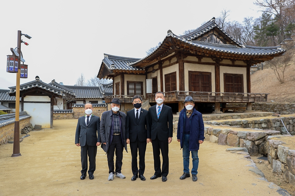 이남우 국가보훈처 차장이 25일  경북 현장방문을 위해 경북 안동 임청각을 방문하여 시설을 둘러보고 기념촬영을 하고 있다.