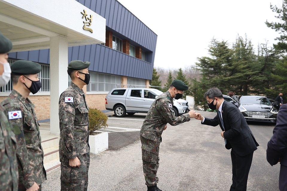 이남우 국가보훈처 차장이 25일  경북 안동백신센터 경계부터 안동 산불진화에 애써주신 50사단 일격여단을 방문하여 군장병들을 격려하며 인사를 나누고 있다.