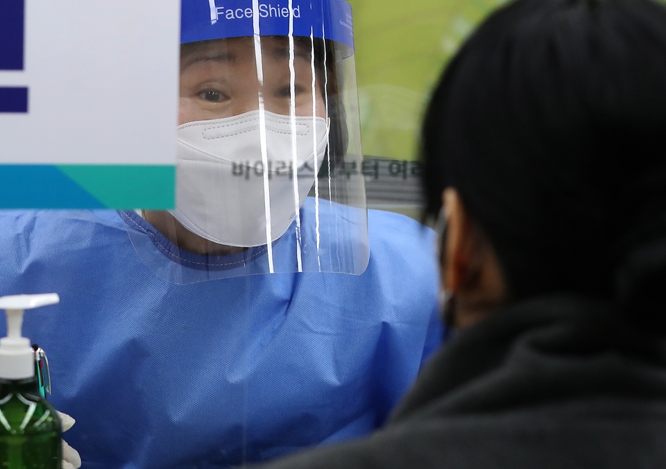 26일 서울 도봉구보건소에서 보건소 의료진 및 관계들이 요양병원과 요양시설 종사자들을 대상으로 아스트라제네카(AZ) 백신 접종 업무를 시작하고 있다. 이날 6번째 7번째 접종자들이 침착하게 접종을 받고 관찰실에서 대기하고 있다.