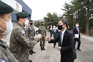 이남우 국가보훈처 차장이 25일  경북 안동백신센터 경계부터 안동 산불진화에 애써주신 50사단 일격여단을 방문하여 군장병들을 격려하며 인사를 나누고 있다.