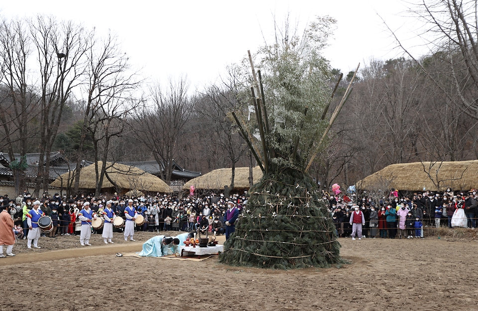 28일 봄이 찾아온 듯 포근한 오후 경기도 용인시 한국민속촌에서 보름이 바로 지난 일요일, 민속촌을 방문한 관람객들이 참석한 가운데 정월대보름 달집태우기를 하고 있다. 정월대보름에 생솔가지와 나뭇더미를 쌓아 ‘달집’을 짓고, 달이 떠오르면 불을 놓아 한 해의 액운을 막고 복을 기원했다고 한다.