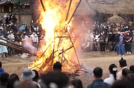 28일 봄이 찾아온 듯 포근한 오후 경기도 용인시 한국민속촌에서 보름이 바로 지난 일요일, 민속촌을 방문한 관람객들이 참석한 가운데 정월대보름 달집태우기를 하고 있다. 정월대보름에 생솔가지와 나뭇더미를 쌓아 ‘달집’을 짓고, 달이 떠오르면 불을 놓아 한 해의 액운을 막고 복을 기원했다고 한다.