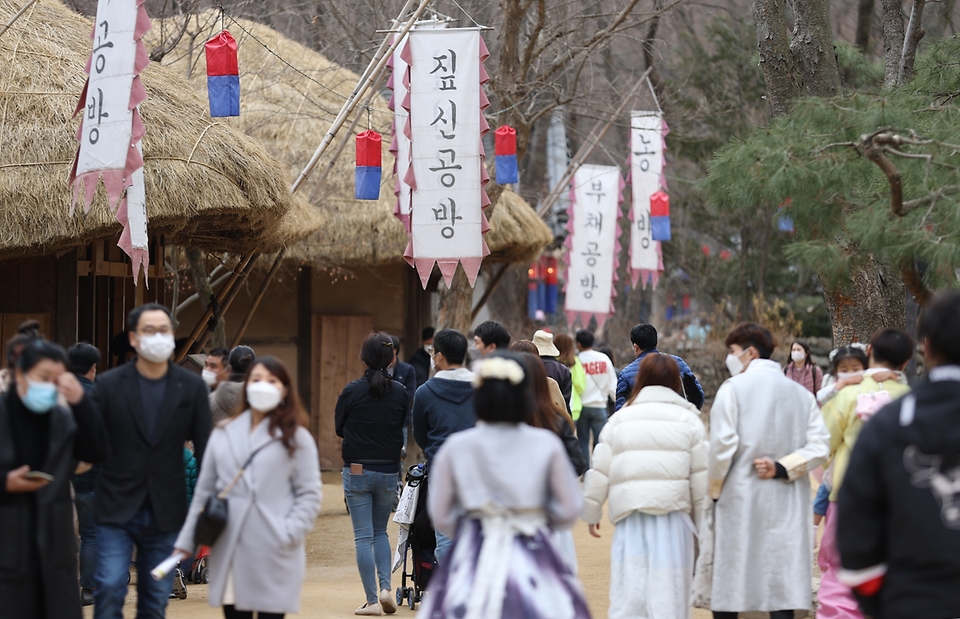 28일 봄이 찾아온 듯 포근한 오후 경기도 용인시 한국민속촌에서 보름이 바로 지난 일요일, 민속촌을 방문한 관람객들이 참석한 가운데 정월대보름 달집태우기를 하고 있다. 정월대보름에 생솔가지와 나뭇더미를 쌓아 ‘달집’을 짓고, 달이 떠오르면 불을 놓아 한 해의 액운을 막고 복을 기원했다고 한다.