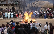 28일 봄이 찾아온 듯 포근한 오후 경기도 용인시 한국민속촌에서 보름이 바로 지난 일요일, 민속촌을 방문한 관람객들이 참석한 가운데 정월대보름 달집태우기를 하고 있다. 정월대보름에 생솔가지와 나뭇더미를 쌓아 ‘달집’을 짓고, 달이 떠오르면 불을 놓아 한 해의 액운을 막고 복을 기원했다고 한다.