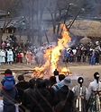 28일 봄이 찾아온 듯 포근한 오후 경기도 용인시 한국민속촌에서 보름이 바로 지난 일요일, 민속촌을 방문한 관람객들이 참석한 가운데 정월대보름 달집태우기를 하고 있다. 정월대보름에 생솔가지와 나뭇더미를 쌓아 ‘달집’을 짓고, 달이 떠오르면 불을 놓아 한 해의 액운을 막고 복을 기원했다고 한다.