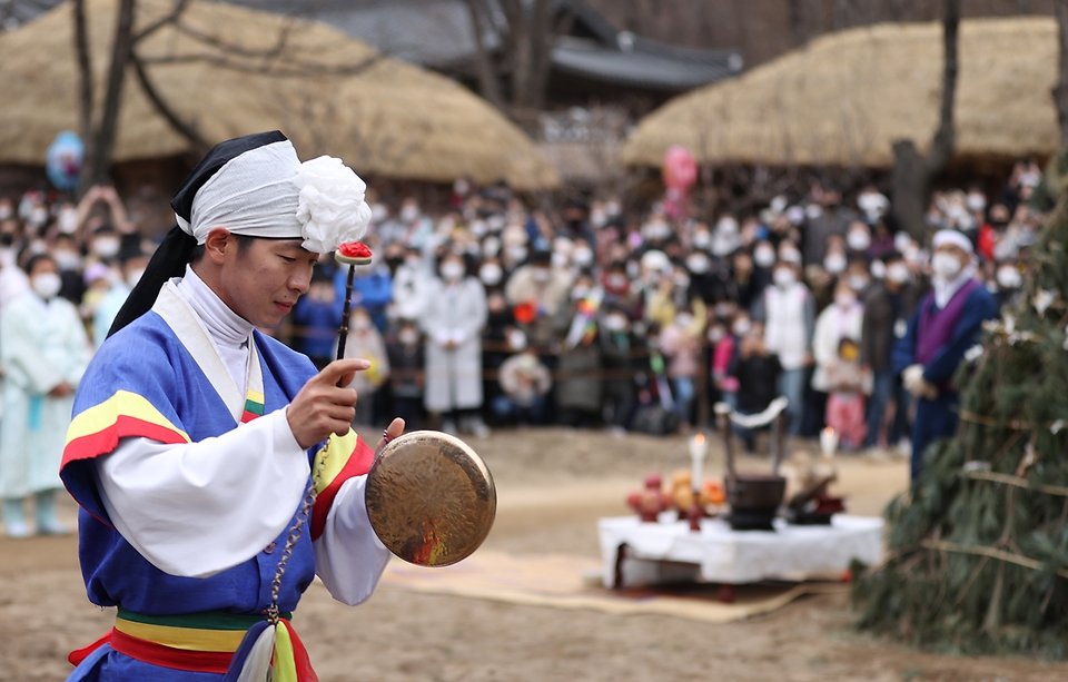 28일 봄이 찾아온 듯 포근한 오후 경기도 용인시 한국민속촌에서 보름이 바로 지난 일요일, 민속촌을 방문한 관람객들이 참석한 가운데 정월대보름 달집태우기를 하고 있다. 정월대보름에 생솔가지와 나뭇더미를 쌓아 ‘달집’을 짓고, 달이 떠오르면 불을 놓아 한 해의 액운을 막고 복을 기원했다고 한다.