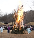 28일 봄이 찾아온 듯 포근한 오후 경기도 용인시 한국민속촌에서 보름이 바로 지난 일요일, 민속촌을 방문한 관람객들이 참석한 가운데 정월대보름 달집태우기를 하고 있다. 정월대보름에 생솔가지와 나뭇더미를 쌓아 ‘달집’을 짓고, 달이 떠오르면 불을 놓아 한 해의 액운을 막고 복을 기원했다고 한다.