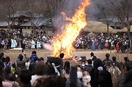 28일 봄이 찾아온 듯 포근한 오후 경기도 용인시 한국민속촌에서 보름이 바로 지난 일요일, 민속촌을 방문한 관람객들이 참석한 가운데 정월대보름 달집태우기를 하고 있다. 정월대보름에 생솔가지와 나뭇더미를 쌓아 ‘달집’을 짓고, 달이 떠오르면 불을 놓아 한 해의 액운을 막고 복을 기원했다고 한다.