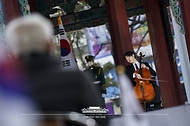 첼리스트 홍진호가 1일 오전 서울 종로구 탑골공원에서 열린 제102주년 3.1절 기념식에서 ‘대니 보이의 아리랑’ 헌정공연을 하고 있다.