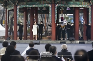 가수 정인과 매드클라운, 헤리티지 합창단이 1일 오전 서울 종로구 탑골공원에서 열린 제102주년 3.1절 기념식에서 ‘대한이 살았다’ 기념공연을 하고 있다. 