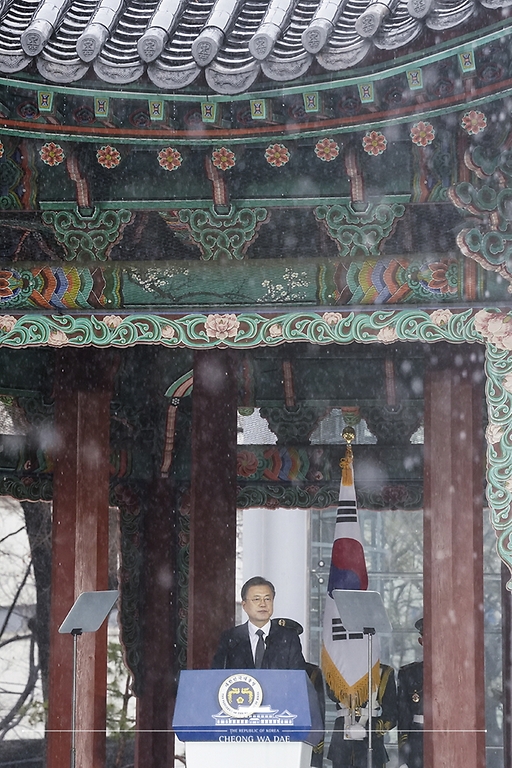 문재인 대통령이 1일 오전 서울 종로구 탑골공원에서 열린 제102주년 3.1절 기념식에서 기념사를 하고 있다.