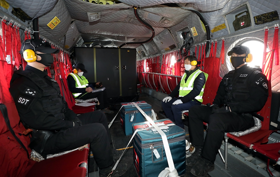 28일 코로나19 백신이 공군 시누크 헬기를 통해 수송되고 있다.