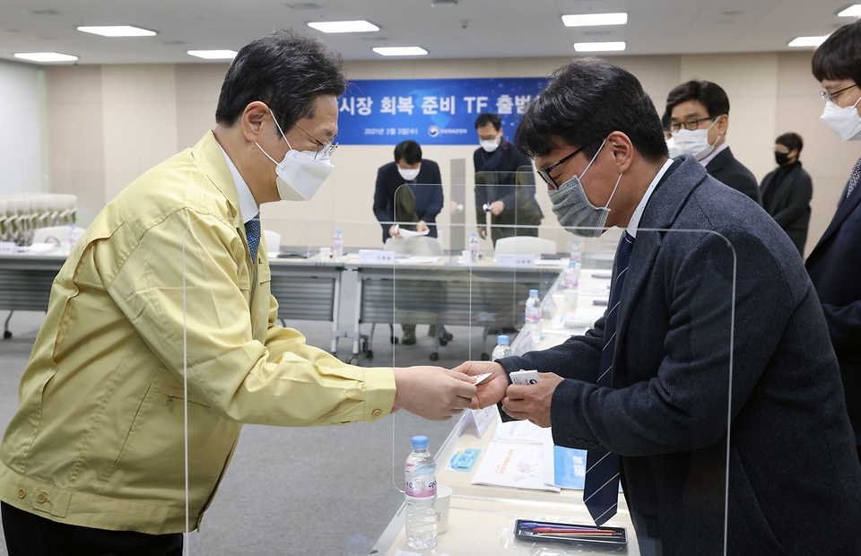 황희 문화체육관광부 장관이 3일 인천 중구 인천국제공항 제2종합청사 회의실에서 열린 국제관광시장 회복 준비 특별전담반 출범회의에서 참석자와 인사를 나누고 있다.