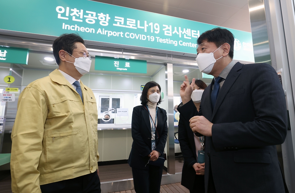 황희 문화체육관광부 장관이 3일 인천 중구 인천국제공항 제2여객터미널내 코로나19 검사센터를 방문해 방역 상황을 점검하고 있다.