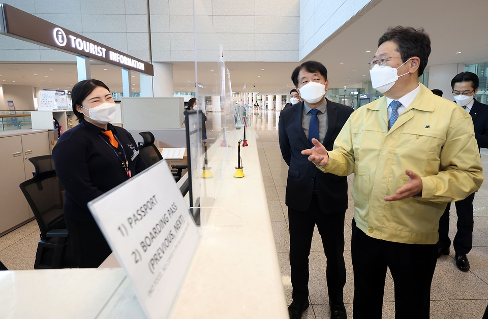 황희 문화체육관광부 장관이 3일 인천 중구 인천국제공항 제2여객터미널에서 관광안내소를 방문해 직원을 격려하고 있다.