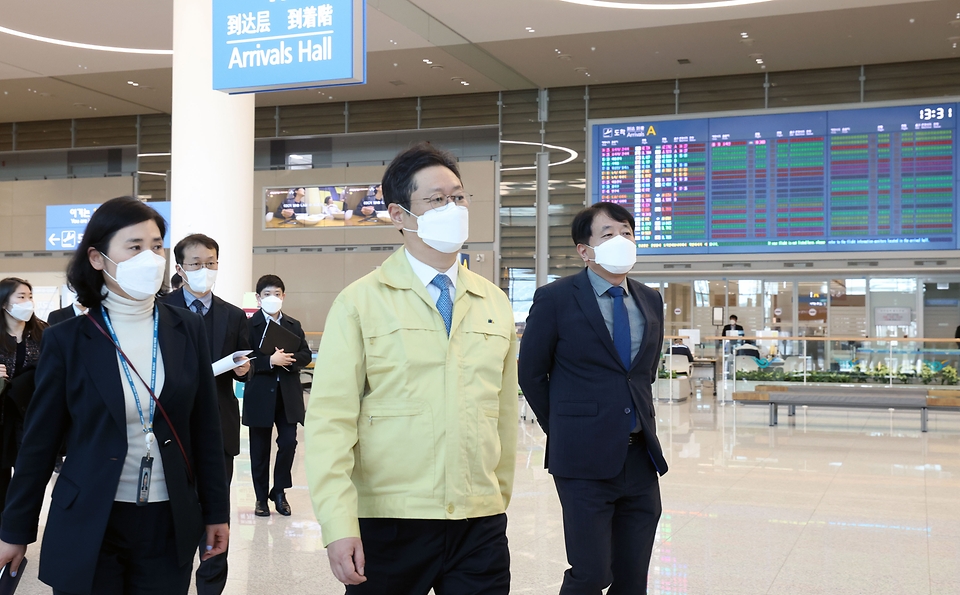 황희 문화체육관광부 장관이 3일 인천 중구 인천국제공항 제2여객터미널에서 코로나19 관련 방역 상황을 점검하고 있다.