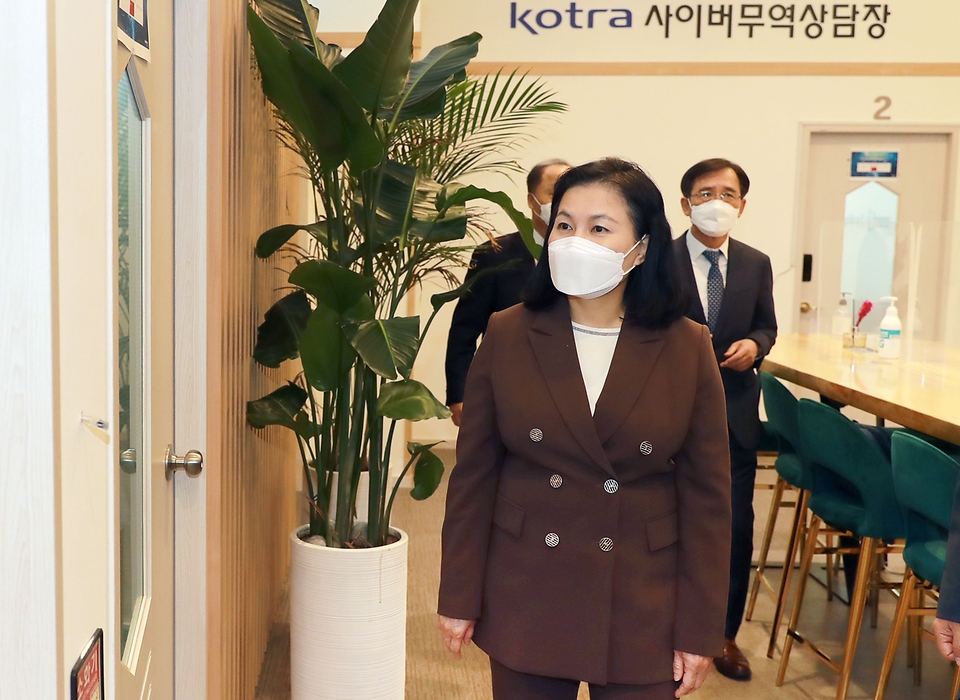 유명희 산업통상자원부 통상교섭본부장이 4일 오전 서울 대한무역투자진흥공사(KOTRA)에 개소한 소상공인 수출지원센터를 둘러보고 있다.