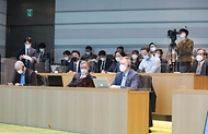 4일 서울 여의도 산업은행 IR 센터에서 열린 ‘한국판 뉴딜 투자설명회’에서 관계자들이 설명을 듣고 있다. 