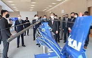 성윤모 산업통상자원부 장관이 5일 대전 유성구 LIG넥스원 하우스를 방문해 항공산업의 기술개발 성과물 전시장을 둘러보고 있다.