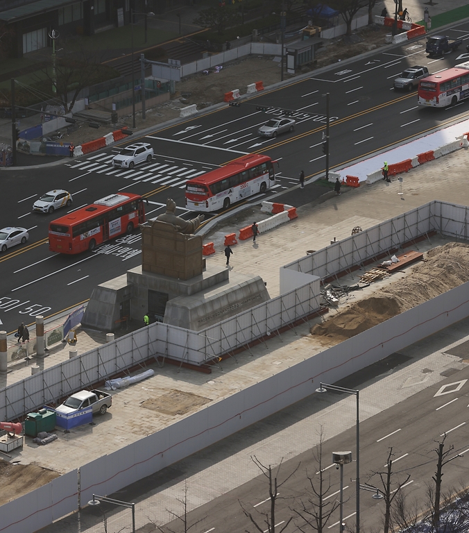 7일 서울 광화문광장 조성사업 공사로 광화문 서쪽도로가 폐쇄되고 동쪽도로가 양방향 통행을 하고 있다.