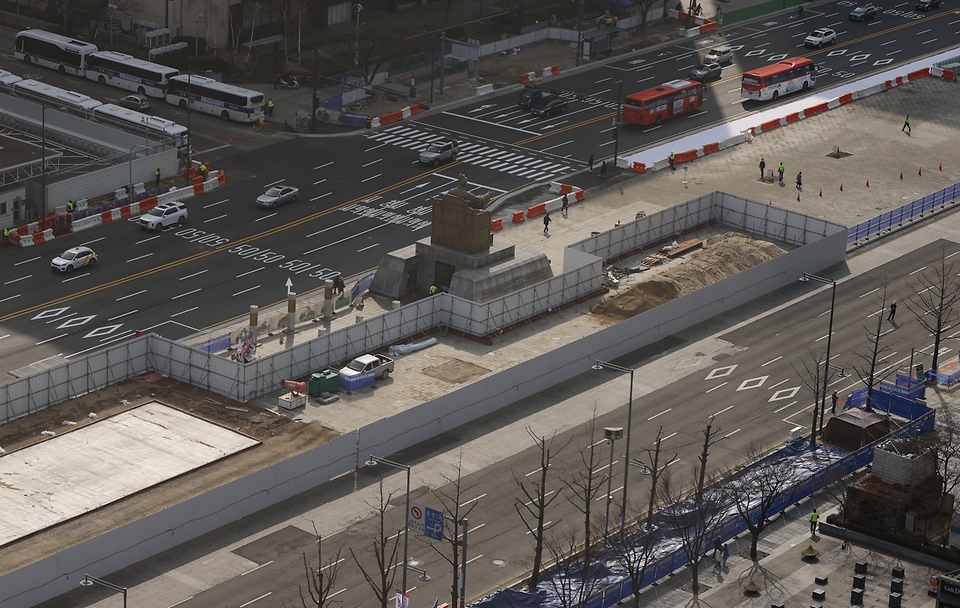7일 서울 광화문광장 조성사업 공사로 광화문 서쪽도로가 폐쇄되고 동쪽도로가 양방향 통행을 하고 있다.