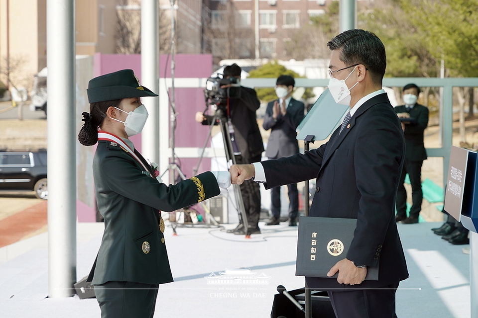 서욱 국방부장관이 5일 대전광역시 국군간호사관학교에서 열린 제61기 졸업 및 임관식에서 졸업생도로부터 임관 선서문을 전달받은 후 주먹인사를 하고 있다.