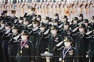 5일 대전광역시 국군간호사관학교에서 열린 제61기 졸업 및 임관식에서 졸업생도들이 문재인 대통령에게 경례를 하고 있다.