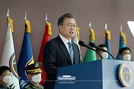 문재인 대통령이 5일 오후 대전광역시 국군간호사관학교에서 열린 제61기 졸업 및 임관식에 참석해 축사를 하고 있다. 