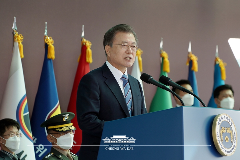 문재인 대통령이 5일 오후 대전광역시 국군간호사관학교에서 열린 제61기 졸업 및 임관식에 참석해 축사를 하고 있다. 