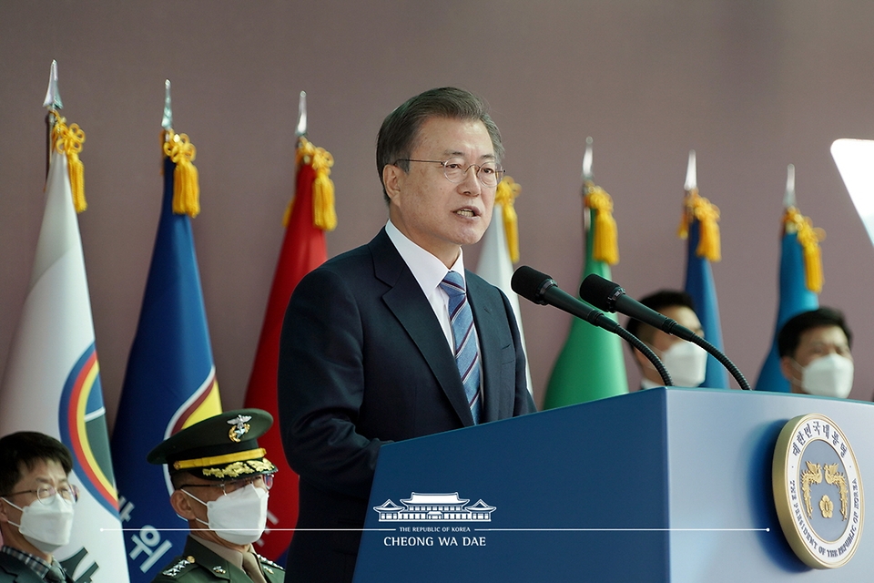 문재인 대통령이 5일 오후 대전광역시 국군간호사관학교에서 열린 제61기 졸업 및 임관식에 참석해 축사를 하고 있다. 