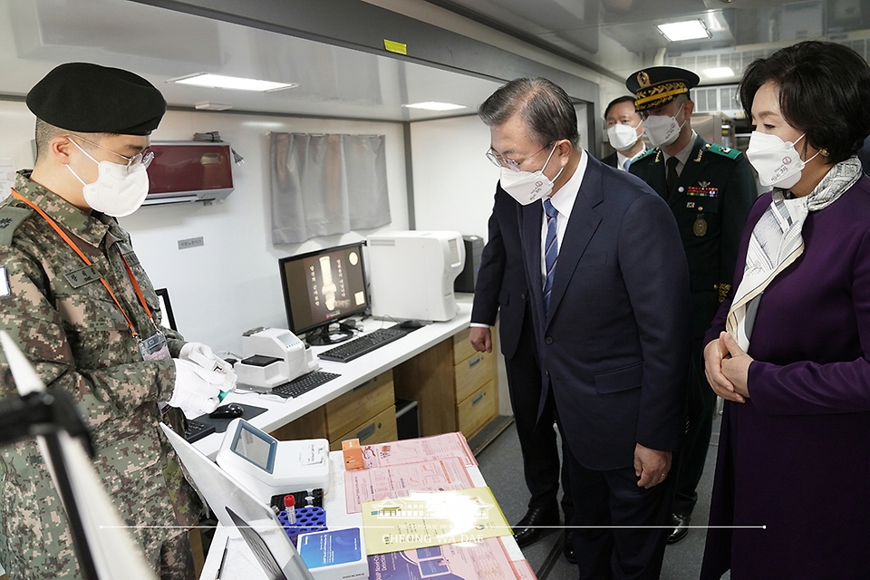 문재인 대통령과 김정숙 여사가 5일 대전광역시 국군간호사관학교에서 열린 제61기 졸업 및 임관식을 마친 후 군 의료장비를 관람하며 PCR 검사 램프를 살펴보고 있다. 